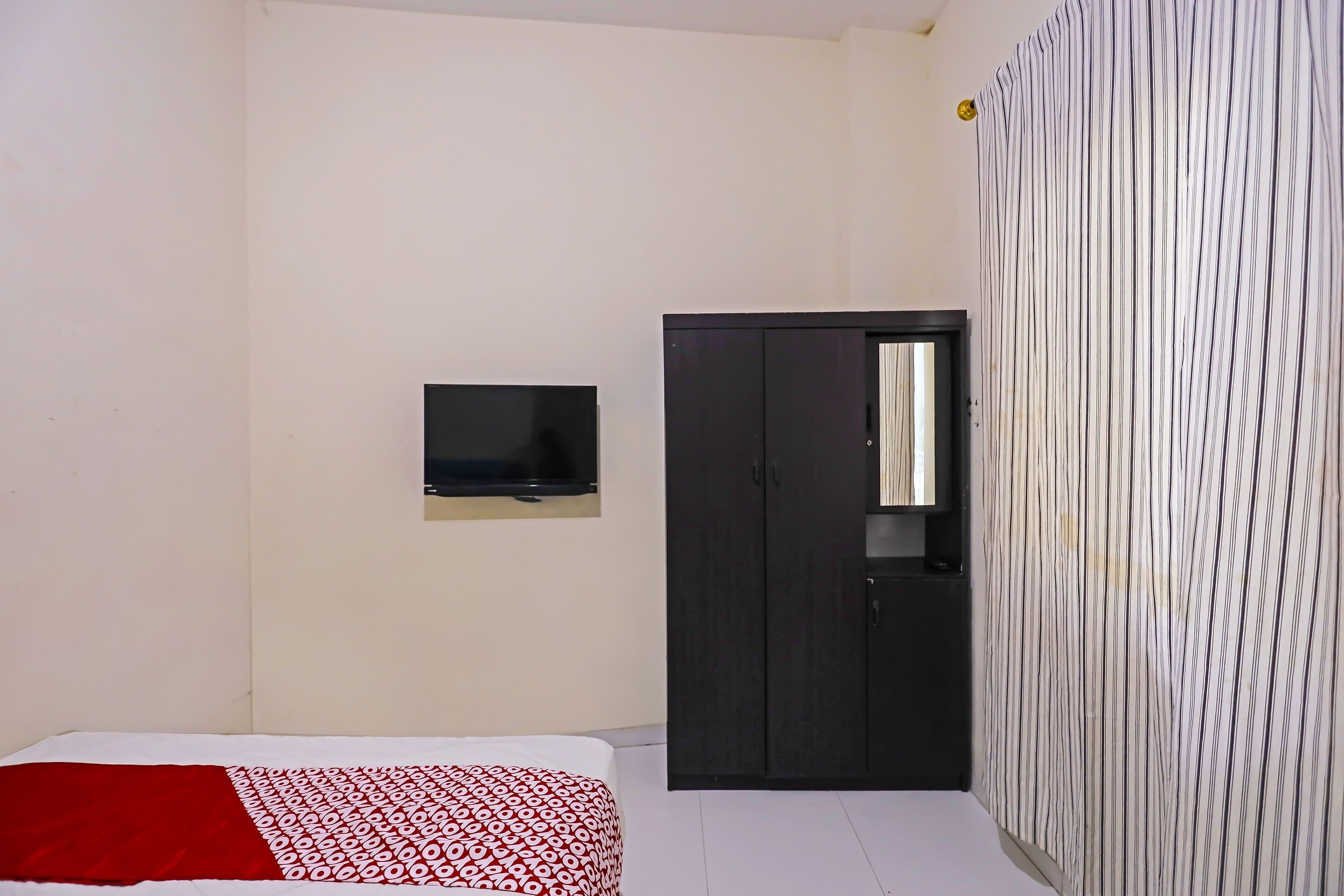 deluxe double room | 1 bedroom, desk, laptop workspace, bed sheets