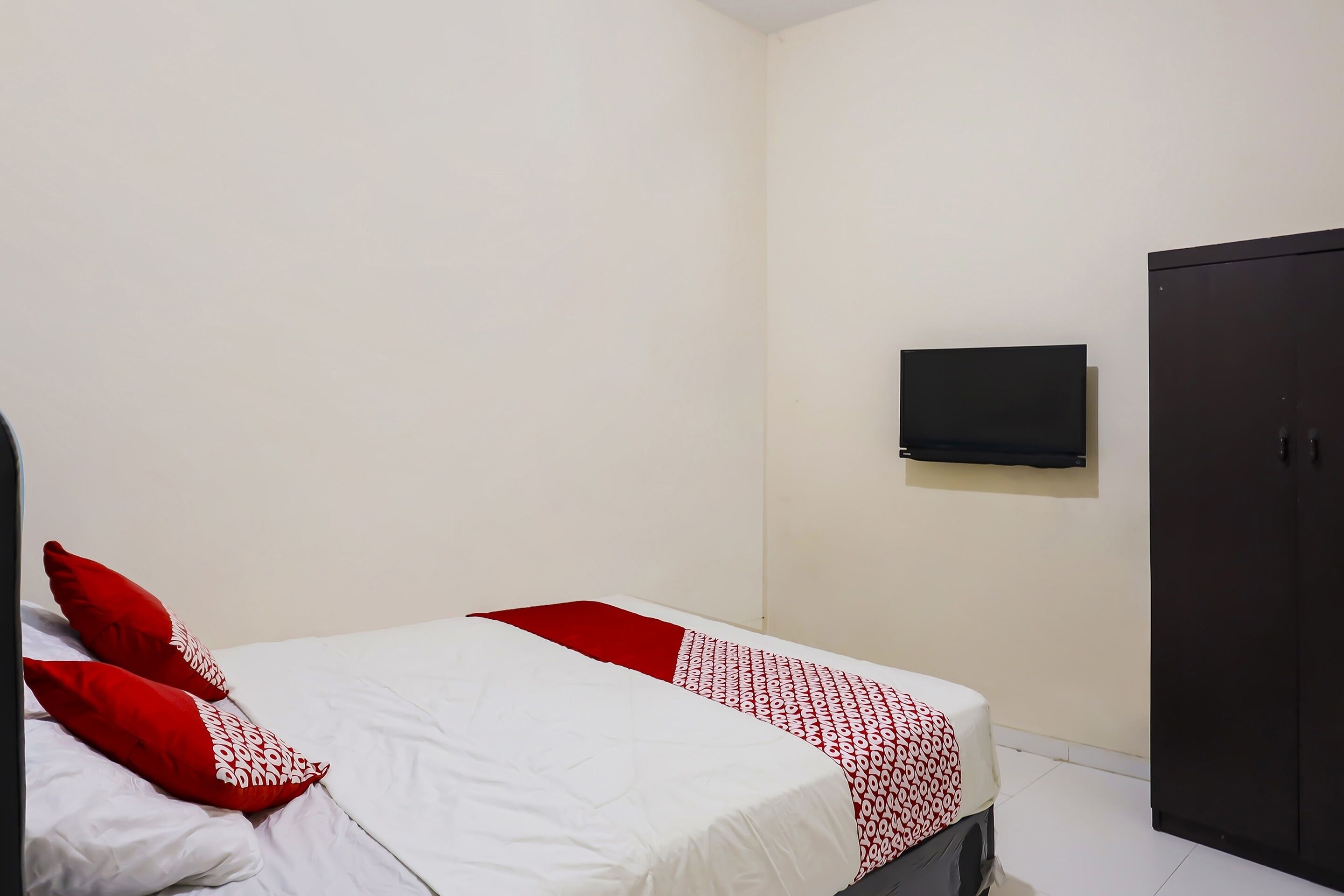 deluxe double room | 1 bedroom, desk, laptop workspace, bed sheets