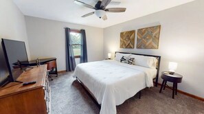 4 bedrooms, desk, WiFi, bed sheets - Cheerful 4 BR in park-like setting near Grand Park (Cicero)