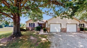 Exterior - Cheerful 4 BR in park-like setting near Grand Park (Cicero)