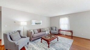 Living area - Cheerful 4 BR in park-like setting near Grand Park (Cicero)