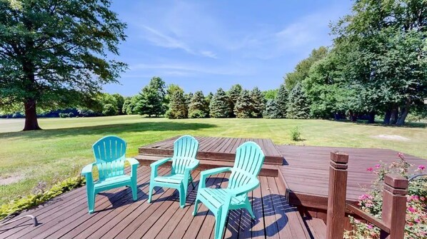 Terrace/patio - Cheerful 4 BR in park-like setting near Grand Park (Cicero)