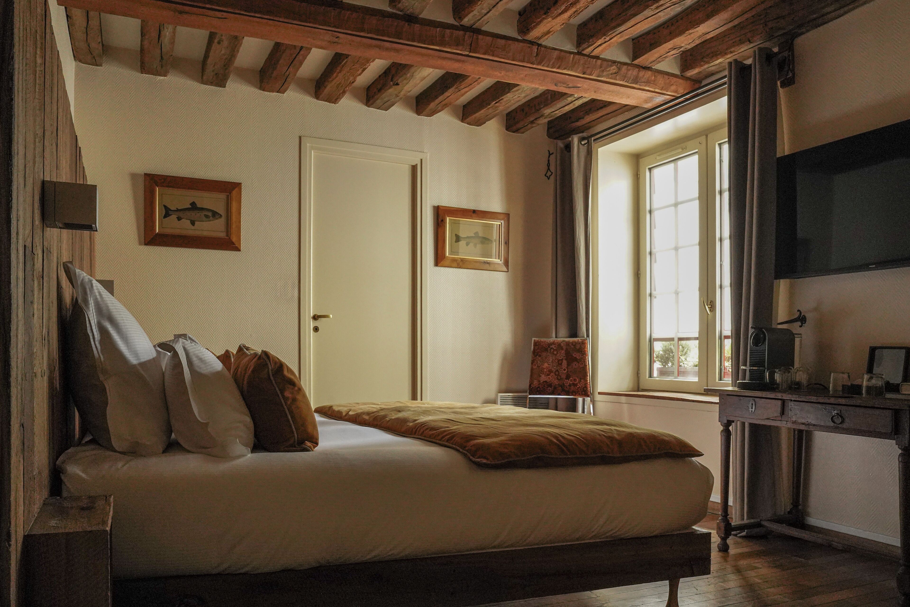 Superior tweepersoonskamer | Een kluis op de kamer, een laptopwerkplek, verduisterende gordijnen