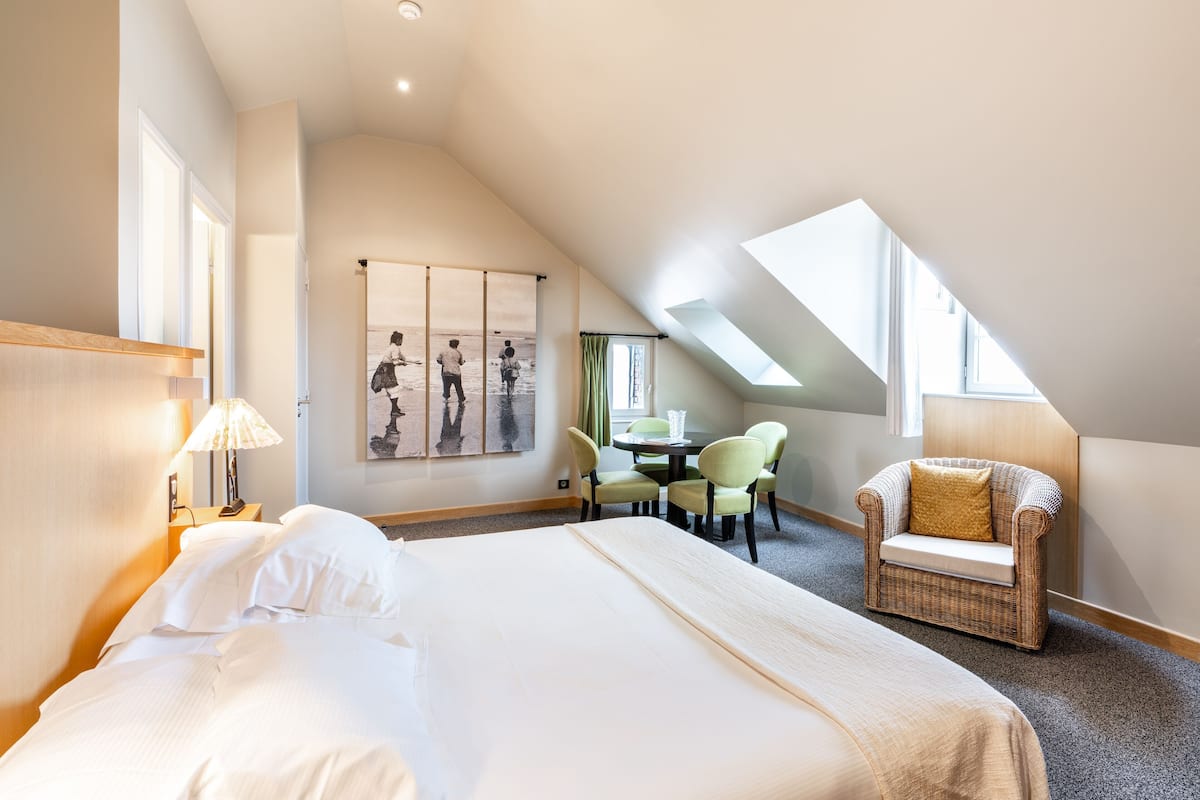 In-room safe, laptop workspace, blackout drapes, soundproofing