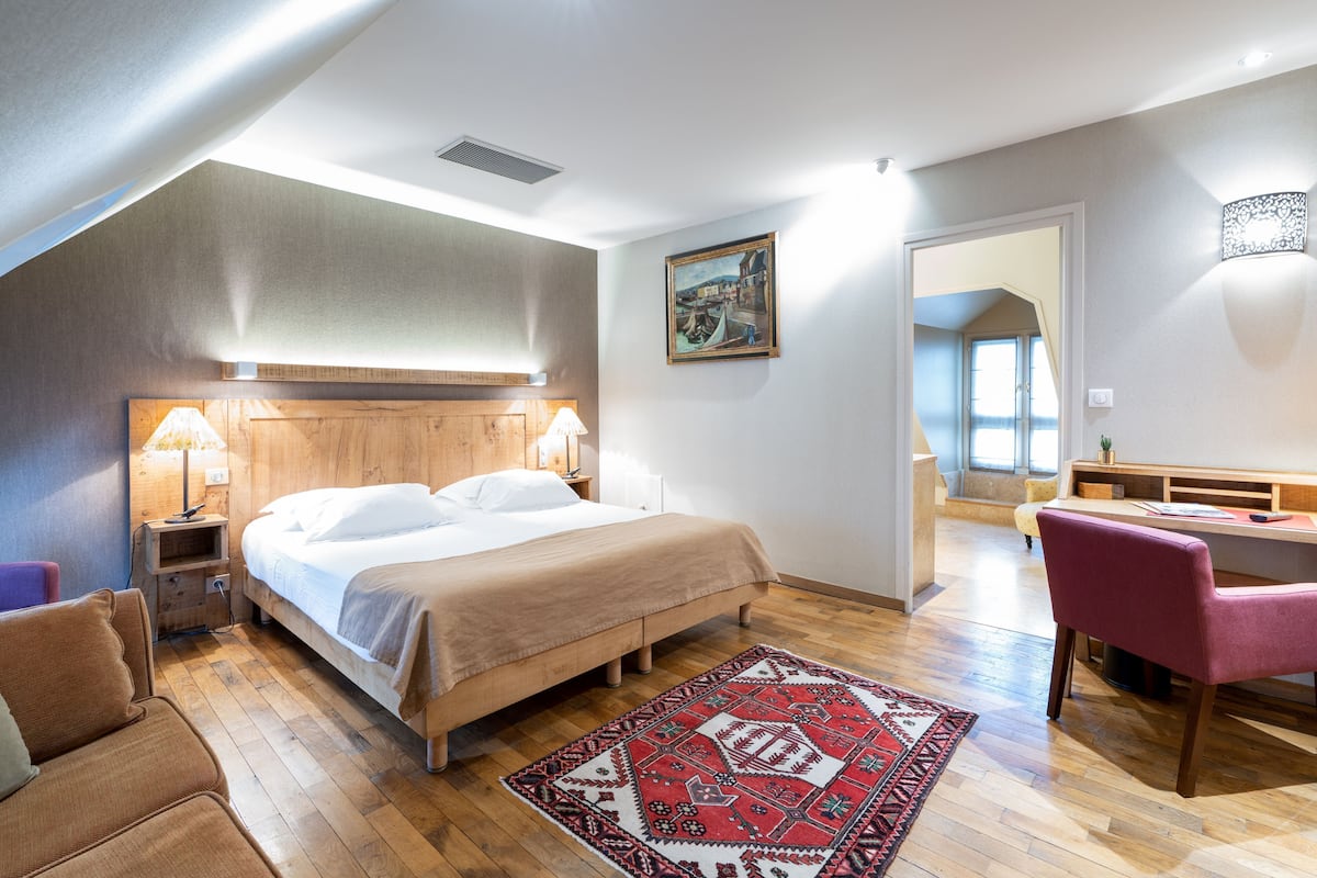 In-room safe, laptop workspace, blackout drapes, soundproofing