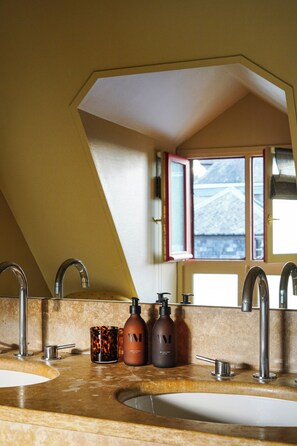 Suite | Bathroom | Eco-friendly toiletries, hair dryer, bathrobes, towels - L'Absinthe Hôtel (Honfleur)