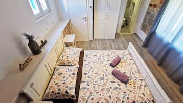 3 habitaciones, escritorio y espacio para trabajar con laptop