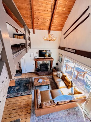 Smart TV, chimenea, futbolito y tenis de mesa