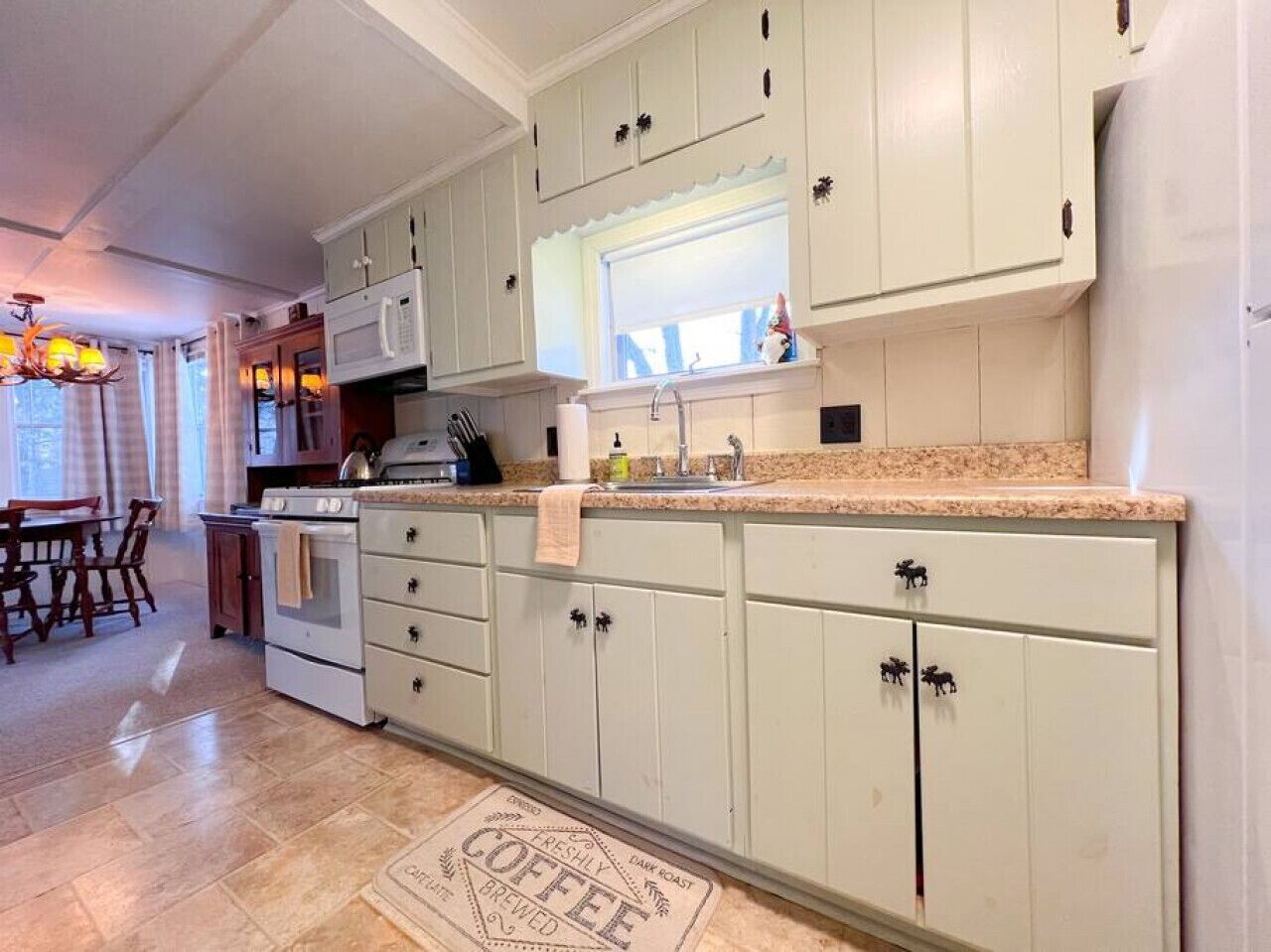 17SM · Renovated 1BR|Deck |Washer/Dryer