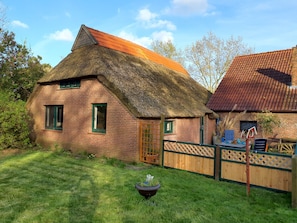 Exterior - Detached thatched house (78sqm) with a large garden in the middle of the Butjadingen peninsula (Butjadingen)