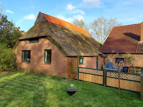 Detached thatched house (78sqm) with a large garden in the middle of the Butjadingen peninsula