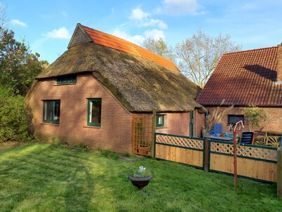 Detached thatched house (78sqm) with a large garden in the middle of the Butjadingen peninsula