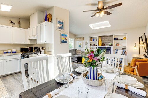 Walk to Seaside Beach: Vacation Rental Cottage!