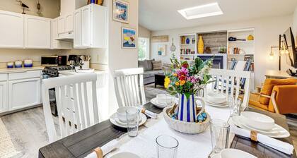 Walk to Seaside Beach: Vacation Rental Cottage!