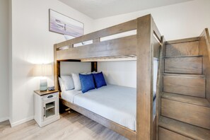 2 bedrooms, iron/ironing board, internet, bed sheets