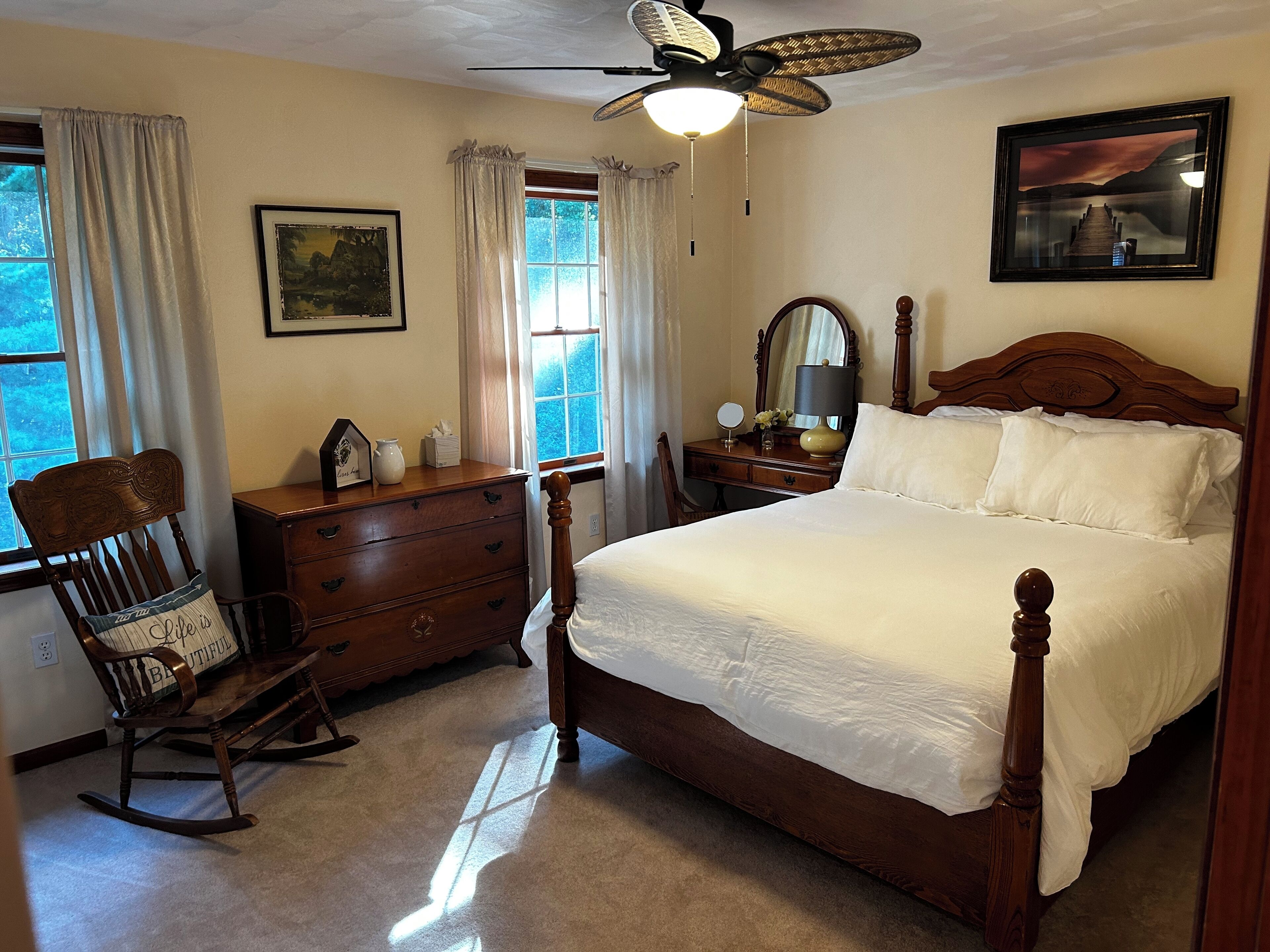 3 slaapkamers, een bureau, een strijkplank/strijkijzer, reisbedje