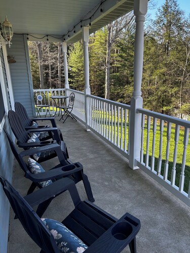 Located close to all the local attractions in a peaceful mountain setting!