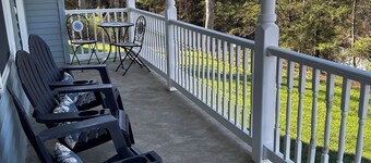 Located close to all the local attractions in a peaceful mountain setting!