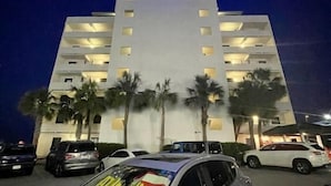 Un hotel amb un rètol que diu "KINGFISHER HOTEL" de nit.