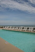 Una piscina al aire libre de temporada