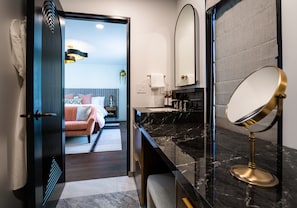 Executive-Zimmer, 1 Schlafzimmer, eigenes Bad | Badezimmer | Kostenlose Toilettenartikel, Haartrockner, Bademäntel, Hausschuhe