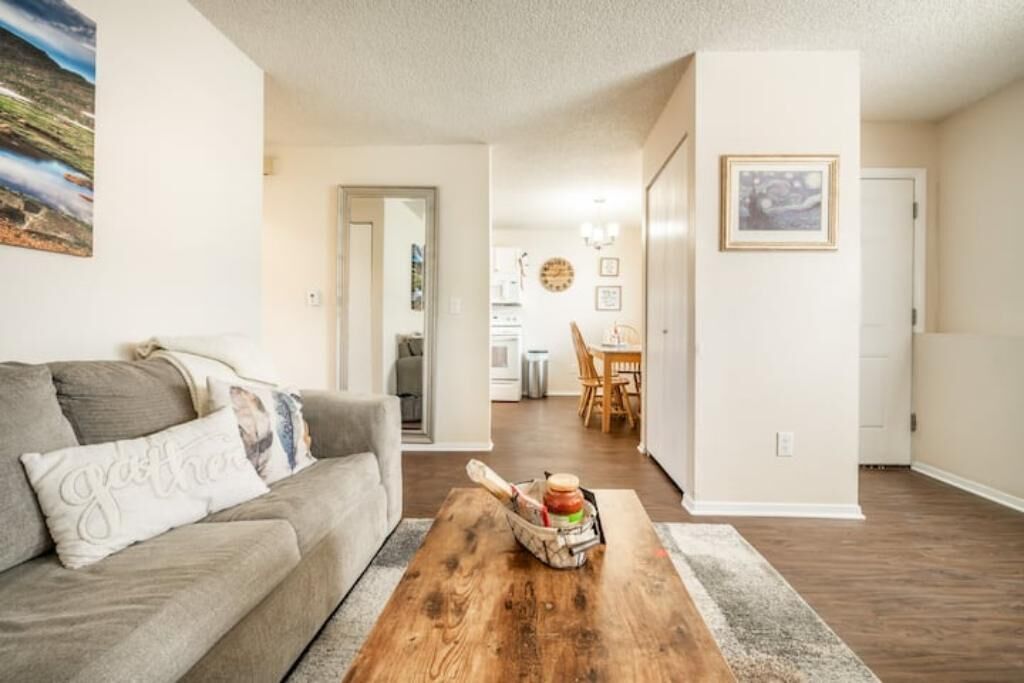 ❤Cozy in the Springs! 2 BR, Kitchen. 5 Guests!❤