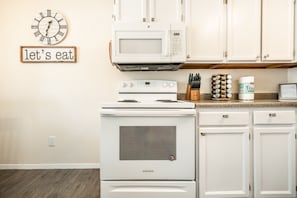 Refrigerador con congelador, microondas, horno y parrilla de estufa 