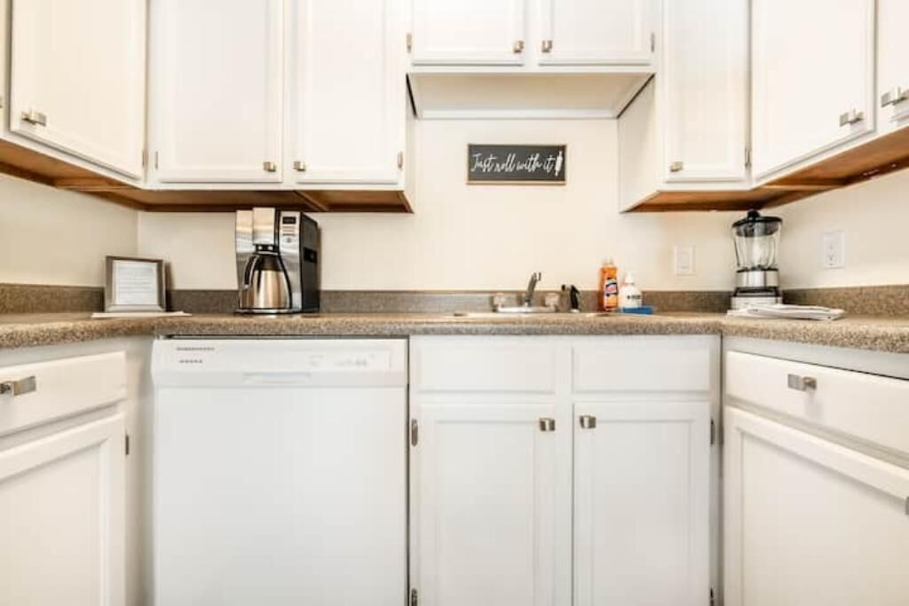 ⁂GETAWAY SUITE! Condo - Sleeps Five - 2 BR/1BA⁂