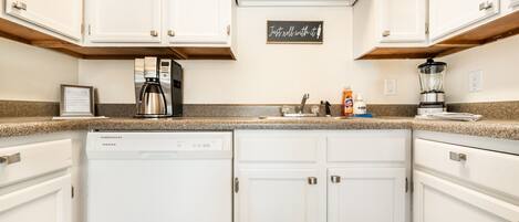 Refrigerador con freezer, microondas, horno, placa de cocina