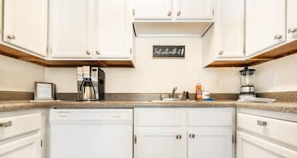 ⁂GETAWAY SUITE! Condo - Sleeps Five - 2 BR/1BA⁂