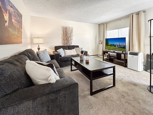 "Suite Springs" - Entire 2 BR Spacious Residence