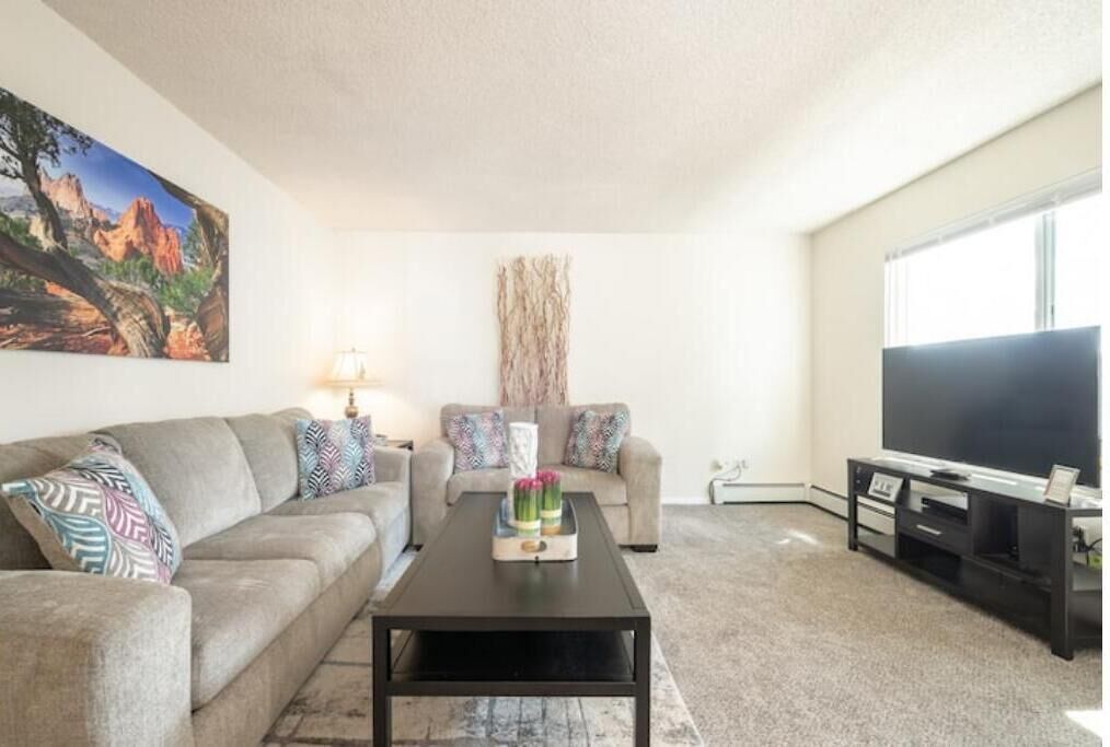 "Beauty in the Springs"Entire Condo Great Location