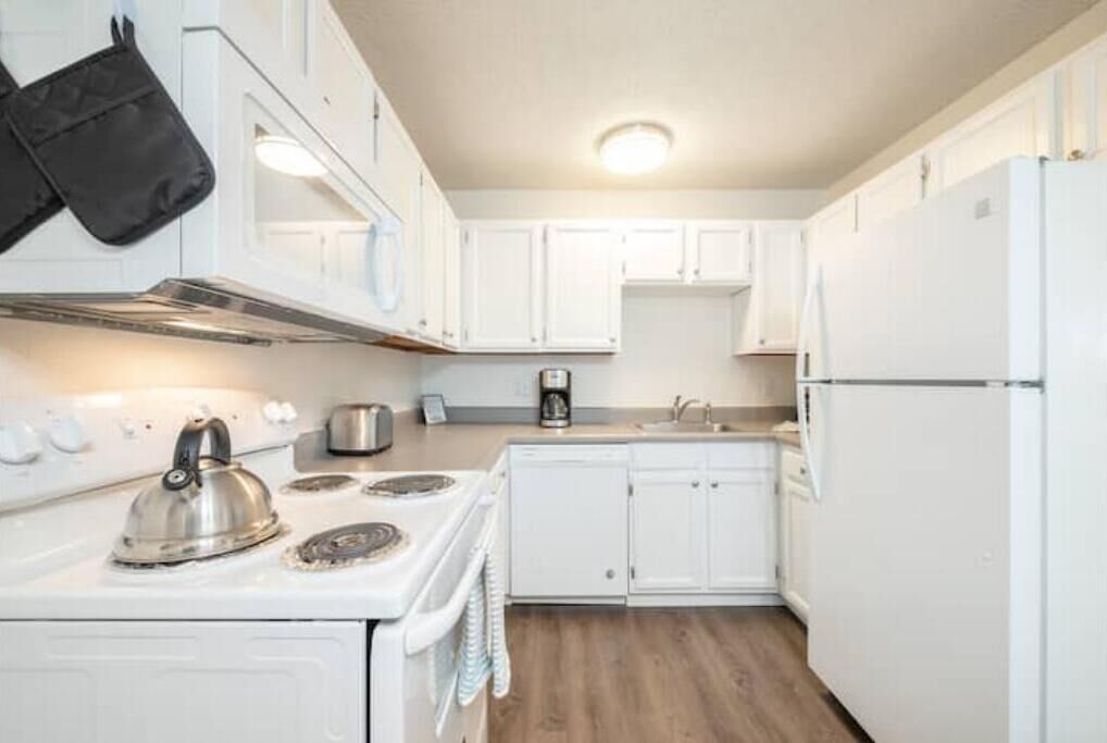 "Beauty in the Springs"Entire Condo Great Location