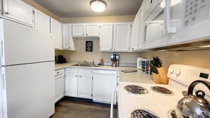 Fridge, microwave, oven, stovetop - ★Academy Hideaway With View! Sleeps 5 with AC!★ (Colorado Springs)