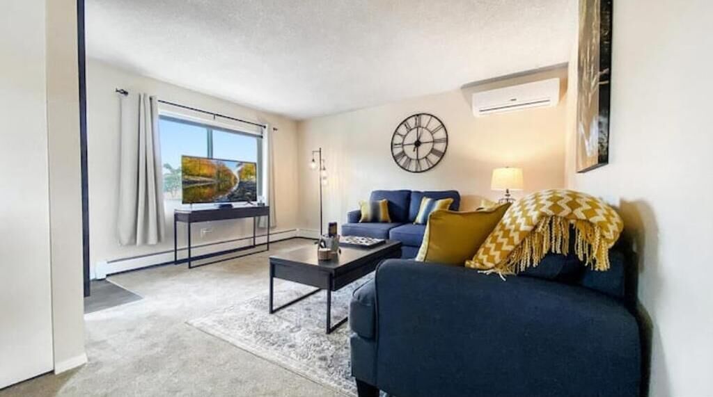 ★Academy Hideaway With View! Sleeps 5 with AC!★