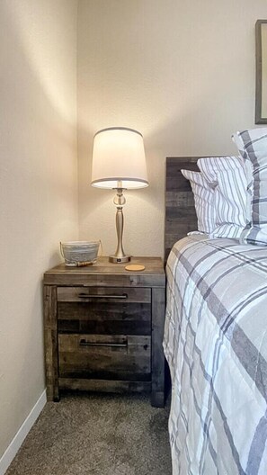 2 bedrooms, iron/ironing board, travel crib, free WiFi - ★Academy Hideaway With View! Sleeps 5 with AC!★ (Colorado Springs)