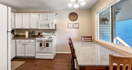 Hidden Academy Gem! 2 BR, 1BA w/AC! Sleeps 5