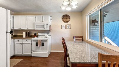 Hidden Academy Gem! 2 BR, 1BA w/AC! Sleeps 5