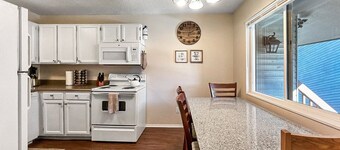 Hidden Academy Gem! 2 BR, 1BA w/AC! Sleeps 5