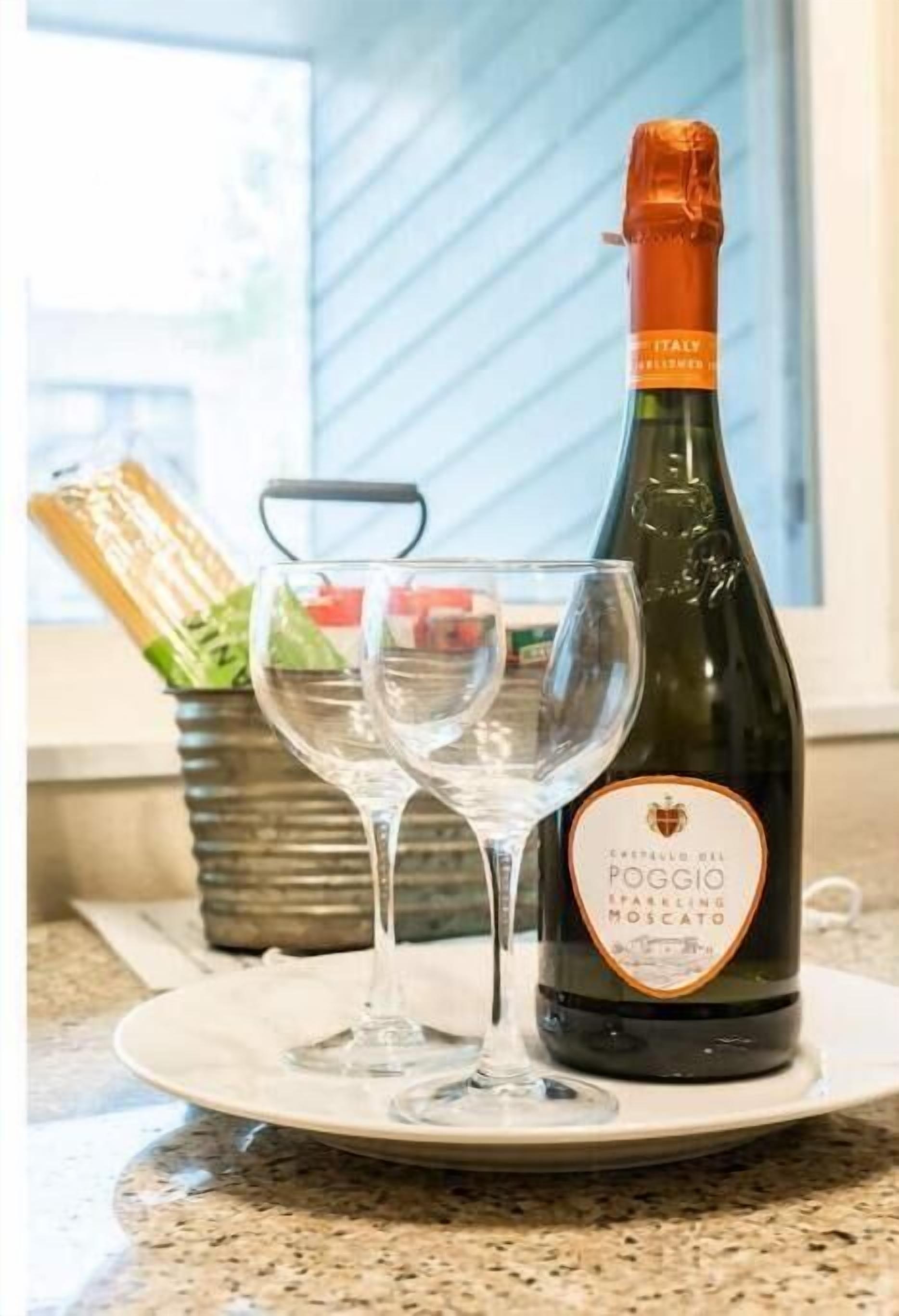 Hidden Academy Gem! 2 BR, 1BA w/AC! Sleeps 5