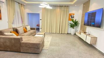 Departamento de lujo | Área de sala de estar | Smart TV de 65 pulgadas con canales digitales, televisión y Netflix