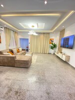 奢华公寓 | 起居区 | 65-英寸智能电视（配备数码频道）、电视、Netflix