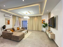 奢华公寓 | 起居区 | 65-英寸智能电视（配备数码频道）、电视、Netflix