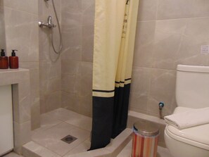 Hårføner, håndklær og toalettpapir