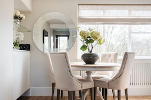 Family Apartment, 3 Bedrooms, Air conditioning | 3 bedrooms, Egyptian cotton sheets, premium bedding, Select Comfort beds -  LONDONERS│Magnificent Londoner  (London)