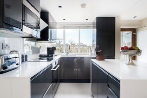 Appartement Familial, 3 chambres, climatisation | Cuisine privée | Grand réfrigérateur, micro-ondes, four, plaque de cuisson