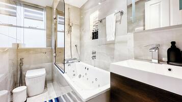 Family Apartment, 3 Bedrooms, Air conditioning | Bathroom | Separate bathtub and shower, jetted bath, hydromassage showerhead