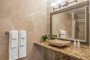 Douche, sèche-cheveux, serviettes fournies