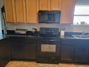 Réfrigérateur, four à micro-ondes, un four, surface de cuisson