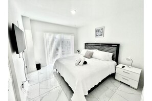 4 bedrooms, iron/ironing board, WiFi, bed sheets - ❤️Gorgeous 4-Bedroom Home Top roof Free parking ❤️ (Homestead)